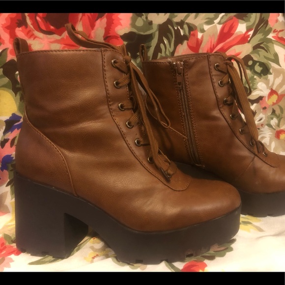 Size 6 1/2 Side zip Brown Combat Boots. - Picture 2 of 3
